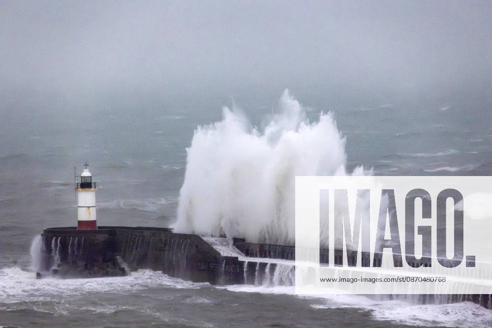 Newhaven, UK. Strong waves crash against Newhaven Breakwater at the entrance to Newhaven Harbour in East Sussex. Storm Austen is expected to bring high tides and strong winds to southern England, with a yellow weather warning in place. Newhaven UK - ZUMAl94_ 20261023_zaf_l94_005