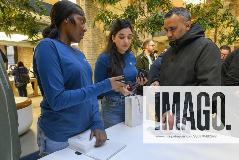 London, UK. Customers inside the Apple Covent Garden store view and buy the new Apple iPhone Duo, the companyâ€⠢s first foldable iPhone. Opened, it is the thinnest iPhone ever, with a 7.6-inch inner display that provides a large canvas for viewing content, gaming, and multitasking, and a special nano-texture finish that minimises glare for an unparalleled viewing experience. Closed, the 5.4-inch outer display delivers 90 percent of the screen area of iPhone 18 Pro in a compact, pocketable design. London UK - ZUMAl94_ 20261023_zaf_l94_024