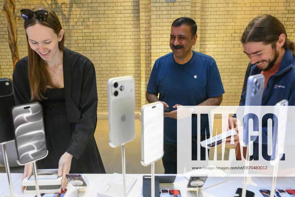 London, UK. Customers inside the Apple Covent Garden store view and buy the new Apple iPhone Duo, the companyâ€⠢s first foldable iPhone. Opened, it is the thinnest iPhone ever, with a 7.6-inch inner display that provides a large canvas for viewing content, gaming, and multitasking, and a special nano-texture finish that minimises glare for an unparalleled viewing experience. Closed, the 5.4-inch outer display delivers 90 percent of the screen area of iPhone 18 Pro in a compact, pocketable design. London UK - ZUMAl94_ 20261023_zaf_l94_025