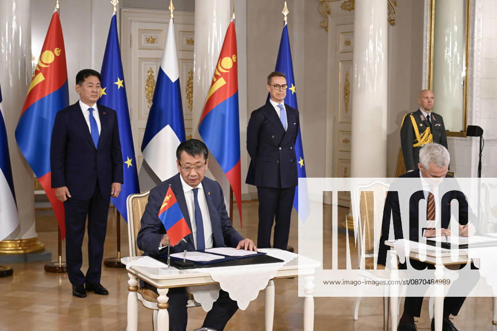 LKS 20261023 Mongolian President Ukhnaa Khurelsukh (left) and Finnish President Alexander Stubb (middle) watching when Mongolian Minister of Education Enkh-Amgalan Luvsantseren (2nd left) and Finnish Minister of Education Anders Adlercreutz sign of the Joint Declaration on cooperation in the fields of education and sports between the Government of Mongolia and the Government of the Republic of Finland during the visit of the President of Mongolia at the Presidential Palace in Helsinki, Finland on October 23, 2026. - MARKKU ULANDER Helsinki Finland
