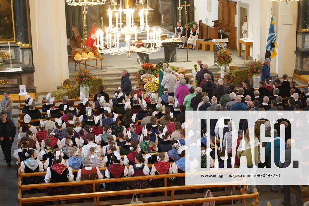 2310 26 Kerns, Obwalden, Switzerland Aelplerchilbi Harvest Festival and Aelplerfest End of the Alpine Summer Picture: Church service, people in traditional dress