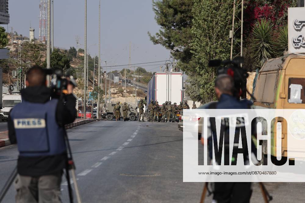Hebron, Palestine, State of: HEBRON, PALESTINE, OCTOBER 23, 2026: The scene at the Farsh al-Hawa military checkpoint in Hebron following a shooting attack targeting Israeli forces in the occupied West Bank. Israeli forces seal off the area and restrict access following the attack. Hebron Palestine, State of - ZUMAq101 20261023_zna_q101_021