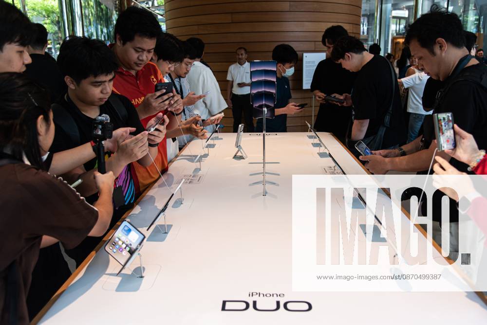 Customers inspect the new iPhone Duo at an Apple Store..The iPhone Duo, Apple s first foldable phone, was officially launched for purchase at the Apple Store in Bangkok on October 23, 2026. Bangkok Thailand - ZUMAs197 20261023_aaa_s197_006