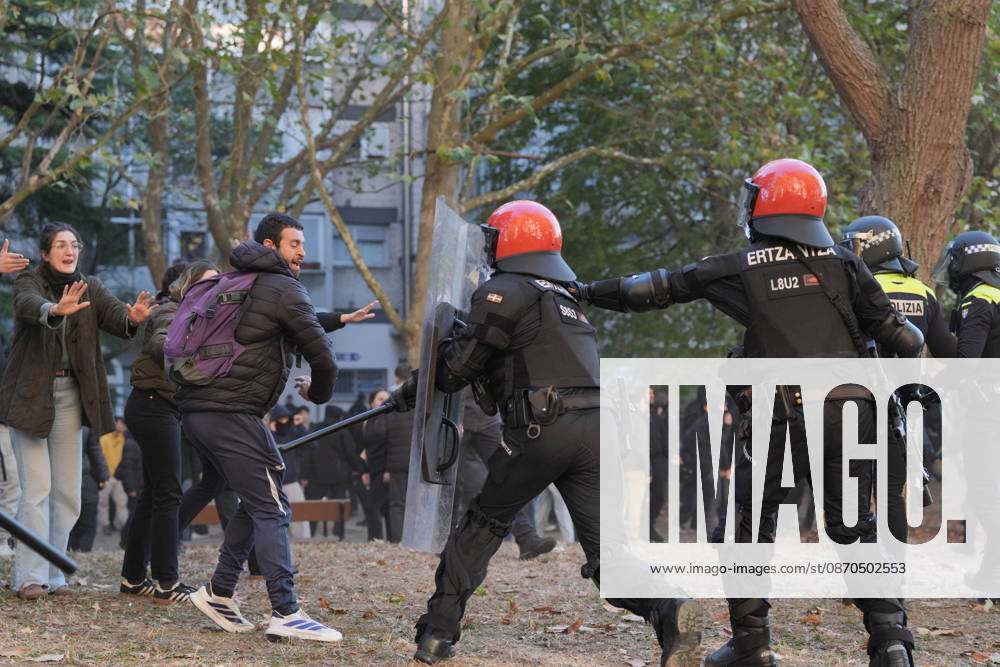 The Gasteiz Housing Union calls for a rally to protest the eviction of a family with six minor children. Ertzaintza officers intervene during a rally to try to prevent an eviction on October 23, 2026, in Vitoria-Gasteiz, Álava, Basque Country, Spain. The Gasteiz Housing Union has organized a rally to try to prevent the eviction of a family with six minor children; the reason for the eviction is the expiration of the rental agreement for the home after years of residence, amid the housing crisis and without the family having been provided with alternative housing by the authorities. October 23, 2026, in Vitoria-Gasteiz, Álava, Basque Country, Spain