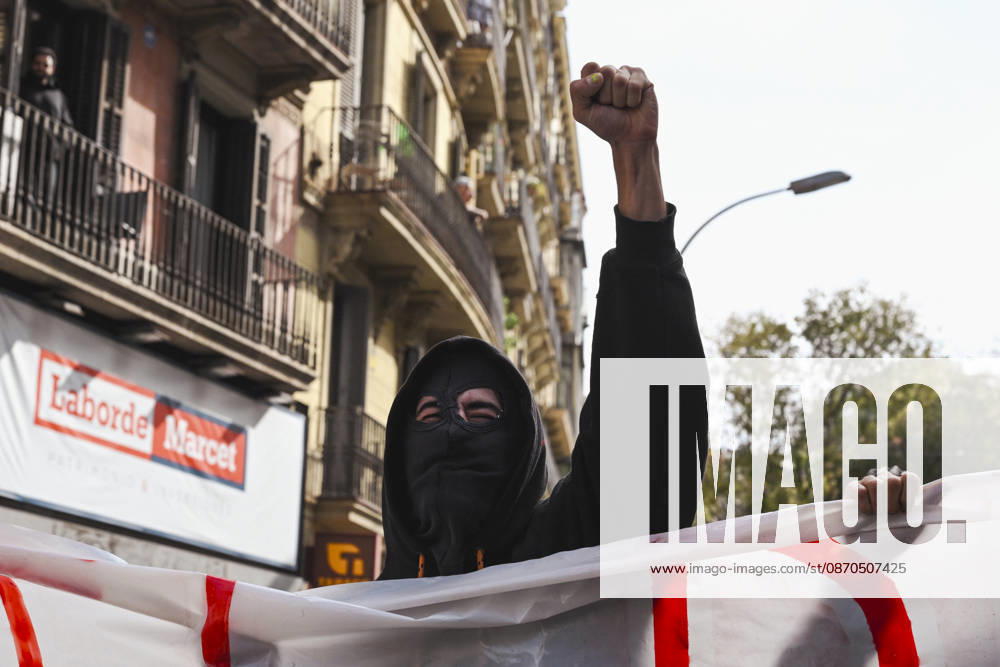 Barcelona, Spain. Demonstrators march during a protest called by the camp for the the right to housing at Plaza Catalunya. Barcelona Spain - ZUMAm214 20261023_zip_m214_005