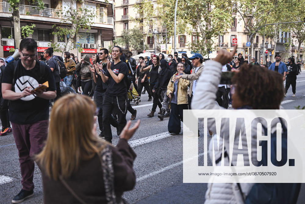 Barcelona, Spain. Demonstrators march during a protest called by the camp for the the right to housing at Plaza Catalunya. Barcelona Spain - ZUMAm214 20261023_zip_m214_010