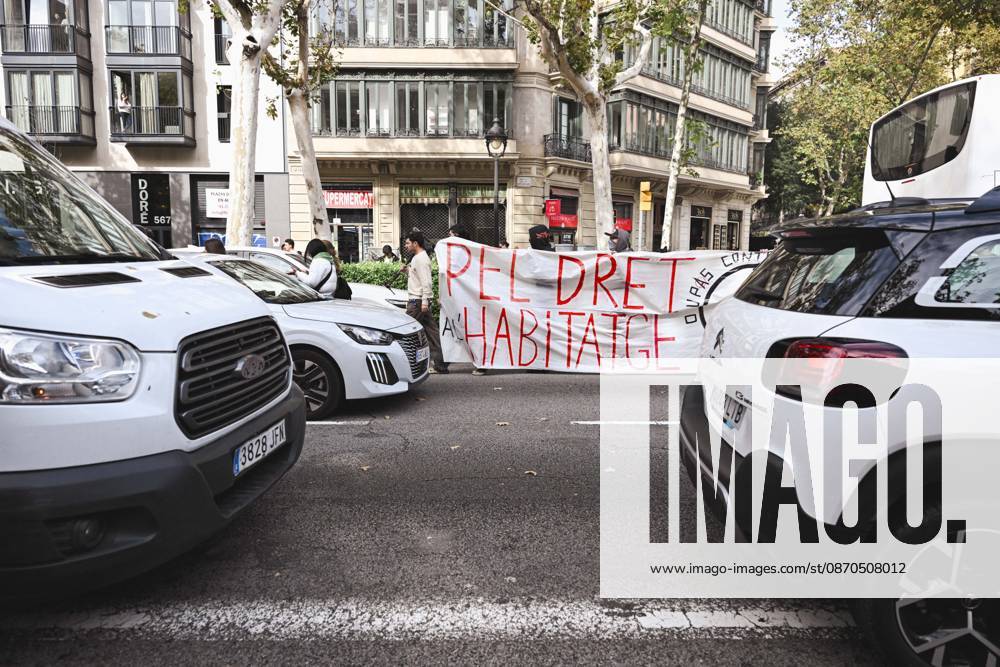 Barcelona, Spain. Demonstrators march during a protest called by the camp for the the right to housing at Plaza Catalunya. Barcelona Spain - ZUMAm214 20261023_zip_m214_011