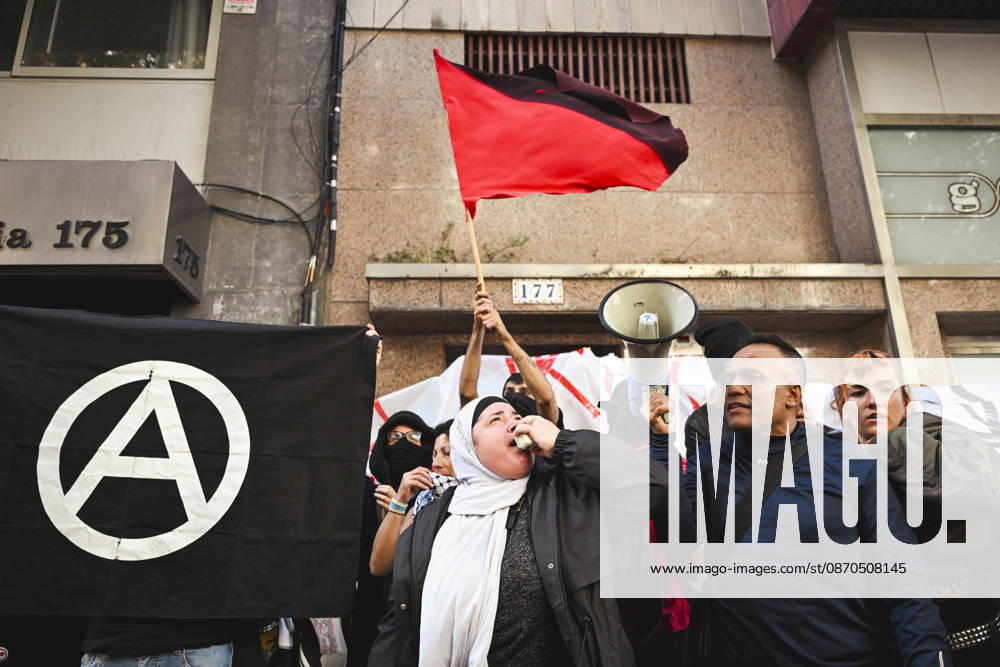 Barcelona, Spain. Demonstrators occupy a building at carrer Calabria 177 in the Eixample neighbourhood during a protest called by the camp for the the right to housing in Plaza Catalunya. Eixample has become one of the many areas unaccesible to citizens with the rising of rental prices in Barcelona. Barcelona Spain - ZUMAm214 20261023_zip_m214_019