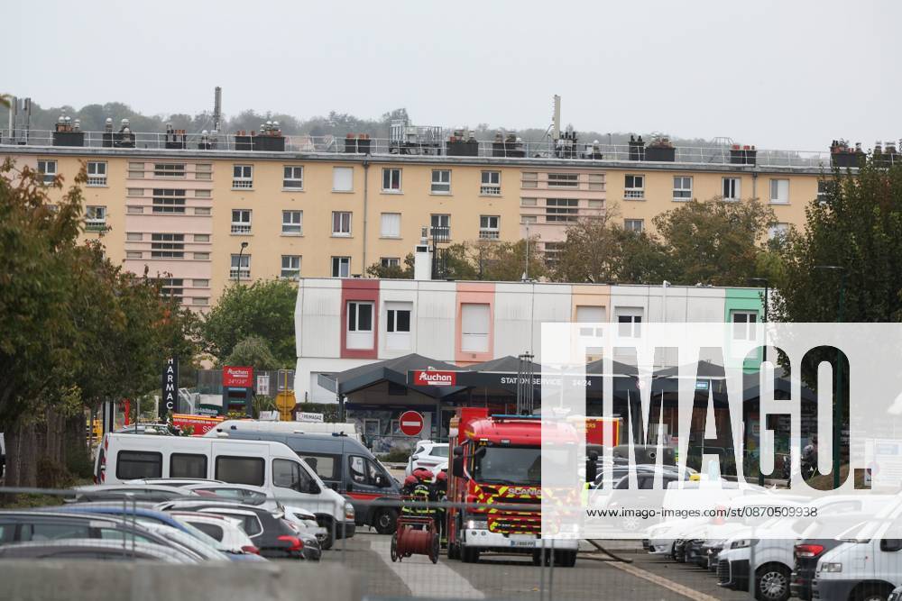 SHOOTER IN TRAPPES PHOTO: QR LE PARISIEN Le Parisien Arnaud Journois Plaisir October 23, 2026 Trappes, Yvelines, on October 23, 2026 Shooting in Trappes at the building where the suspect lives in Plaisir, 78 Photo: Le ParisArnaud Journois One person was killed and four others were seriously wounded when shots were fired from a vehicle in a Parisian suburb on October 23, 2026, in Plaisir, 78, France