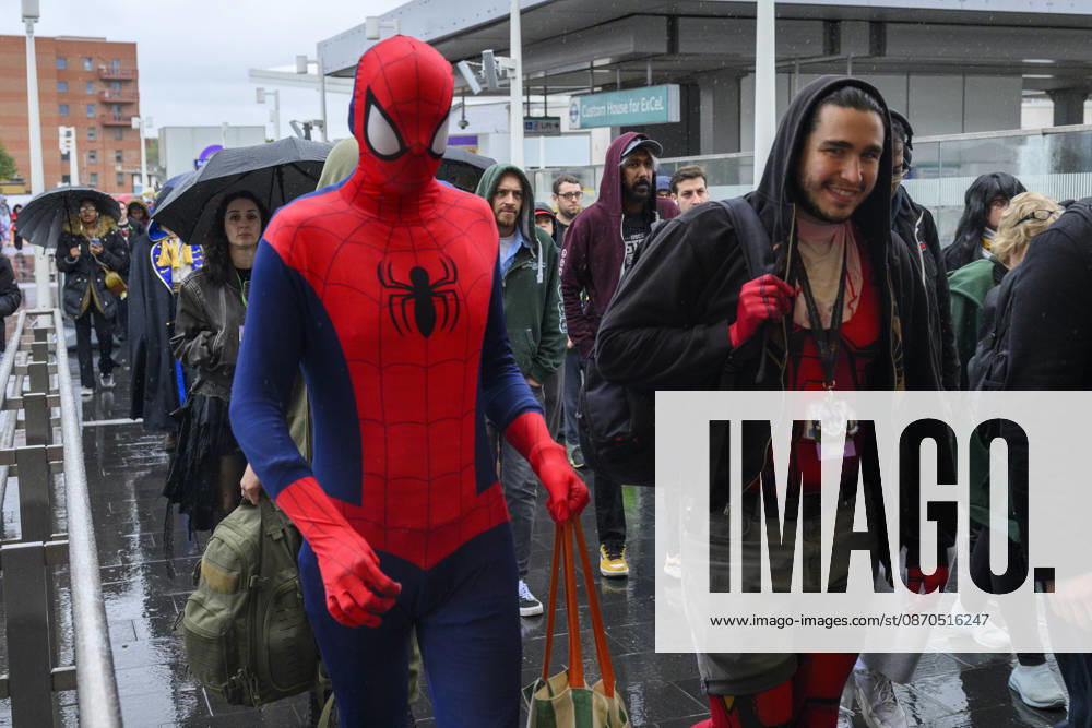 London, UK. Visitors dressed as characters arrive at the London MCM Comic Con held at the Excel venue. The event is the UK s largest pop culture fan convention, celebrating comic books, movies, TV shows, anime, manga, video games, sci-fi, and fantasy. London UK - ZUMAl94_ 20261023_zaf_l94_091