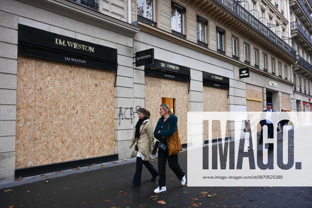 Stores Prepare for Demonstration - Paris Shopkeepers install wooden boards to barricade their shop windows in preparation for demonstration in Paris, France, on October 23, 2026. Photo by Ammar Abd Rabbo ABACAPRESS.COM Paris France