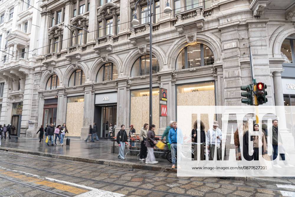 IPA90074291 - Milan, October 23, 2026. The city center is preparing for tomorrows heavily secured Saturday ahead of the march. From police and Carabinieri checkpoints at the Duomo to storefronts reinforced with panels to prevent break-ins on Via Torino. Pictured: Via Torino, where some stores are already shielded with panels, while others have no protection whatsoever.