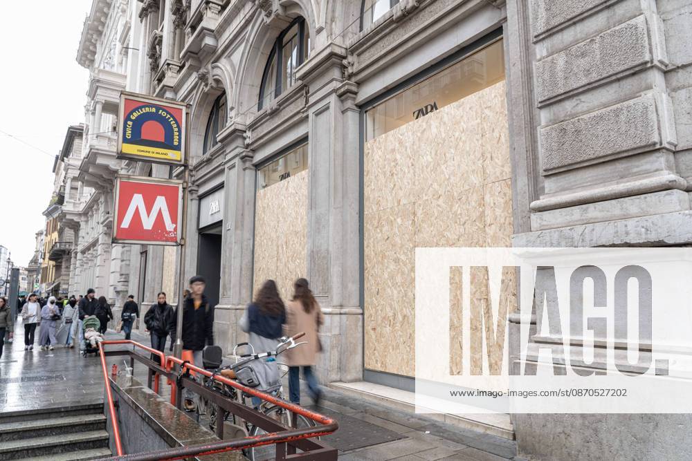 IPA90074294 - Milan, October 23, 2026. The city center is preparing for tomorrows heavily secured Saturday ahead of the march. From police and Carabinieri checkpoints at the Duomo to storefronts reinforced with panels to prevent break-ins on Via Torino. Pictured: Via Torino, where some stores are already shielded with panels, while others have no protection whatsoever.