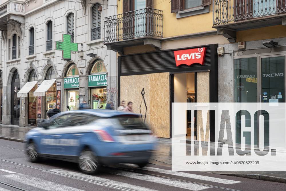 IPA90074324 - Milan, October 23, 2026. The city center is preparing for tomorrows heavily secured Saturday ahead of the march. From police and Carabinieri checkpoints at the Duomo to storefronts reinforced with panels to prevent break-ins on Via Torino. Pictured: Via Torino, where some stores are already shielded with panels, while others have no protection whatsoever.