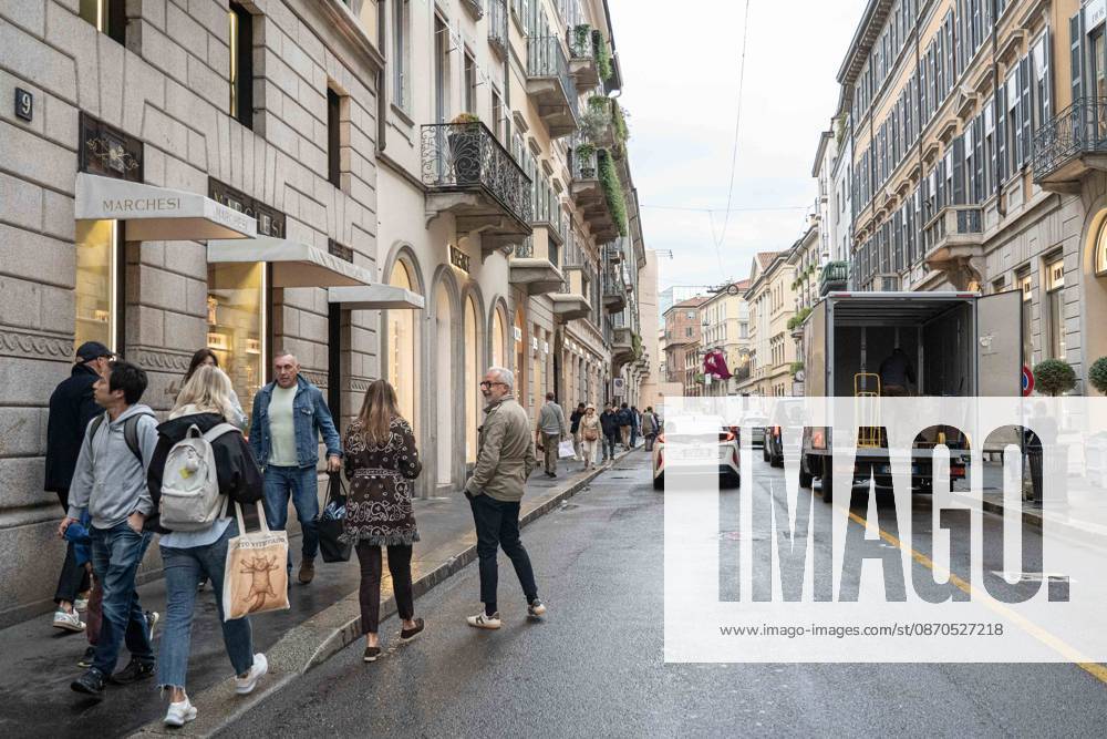 IPA90074402 - Milan, 10 26 23: The city center is preparing for tomorrows heavily secured Saturday ahead of the march. From police and Carabinieri checkpoints at the Duomo to storefronts reinforced with panels to prevent break-ins on Via Torino. In the photo, Via Montenapoleone, on the other hand, shows few protective measures; the storefronts are set up as usual.