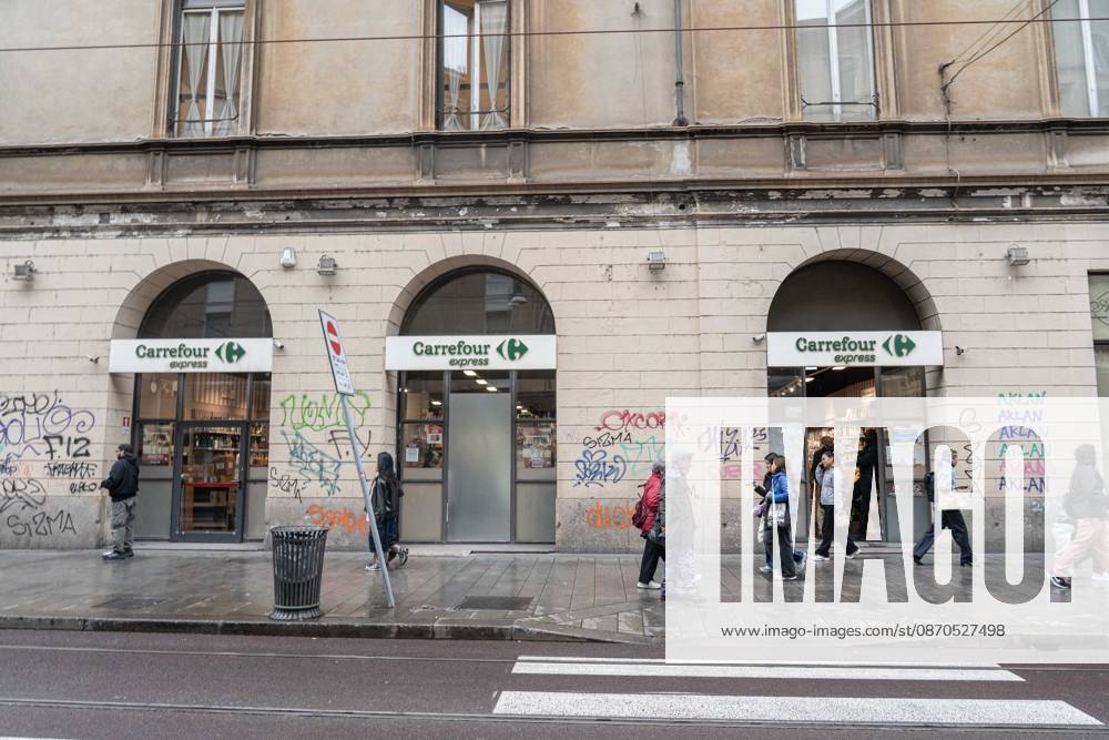 IPA90074347 - Milan, October 23, 2026. The city center is preparing for tomorrows heavily secured Saturday ahead of the march. From police and Carabinieri checkpoints at the Duomo to storefronts reinforced with panels to prevent break-ins on Via Torino. Pictured: Via Torino, where some stores are already shielded with panels, while others have no protection whatsoever.