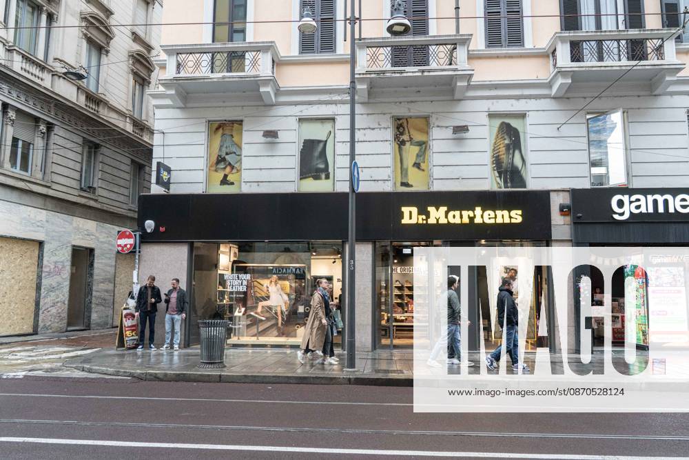 IPA90074364 - Milan, October 23, 2026. The city center is preparing for tomorrows heavily secured Saturday ahead of the march. From police and Carabinieri checkpoints at the Duomo to storefronts reinforced with panels to prevent break-ins on Via Torino. Pictured: Via Torino, where some stores are already shielded with panels, while others have no protection whatsoever.