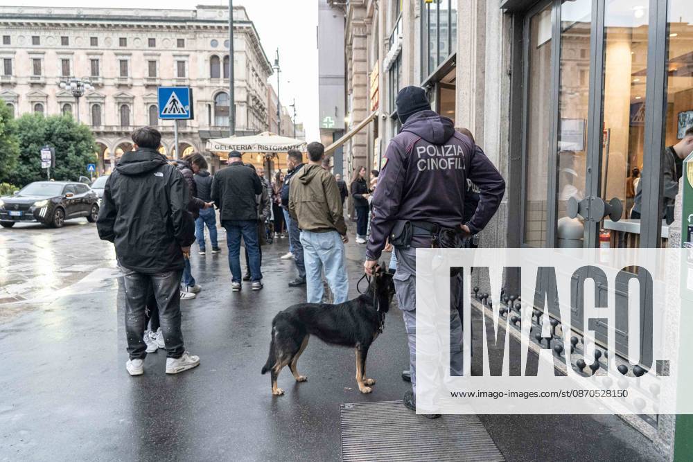 IPA90074397 - Milan, October 23, 2026. The city center is preparing for tomorrows heavily secured Saturday ahead of the march. From police and Carabinieri checkpoints at the Duomo to the storefronts on Via Torino, which have been reinforced with panels to prevent them from being smashed. The photo also shows the K-9 unit at the Duomo.