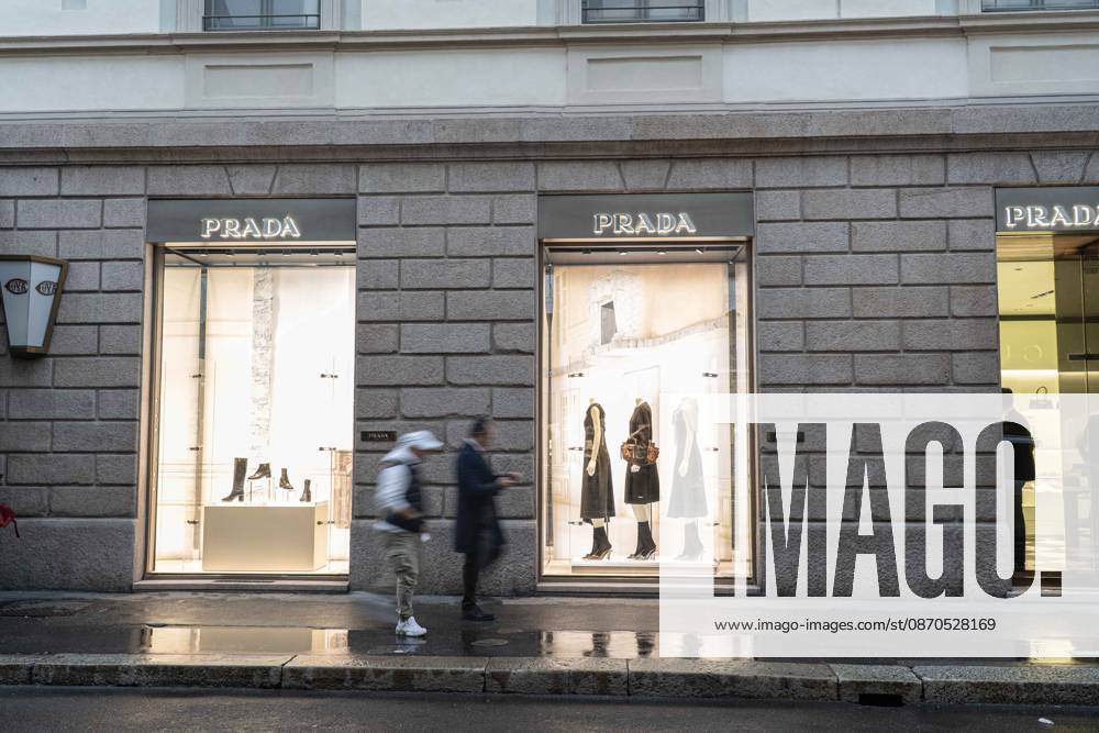 IPA90074407 - Milan, October 23, 2026. The city center is preparing for tomorrows heavily secured Saturday ahead of the march. From police and Carabinieri checkpoints at the Duomo to storefronts reinforced with panels to prevent break-ins on Via Torino. In the photo, Via Montenapoleone, on the other hand, shows few protective measures; the storefronts are set up as usual.