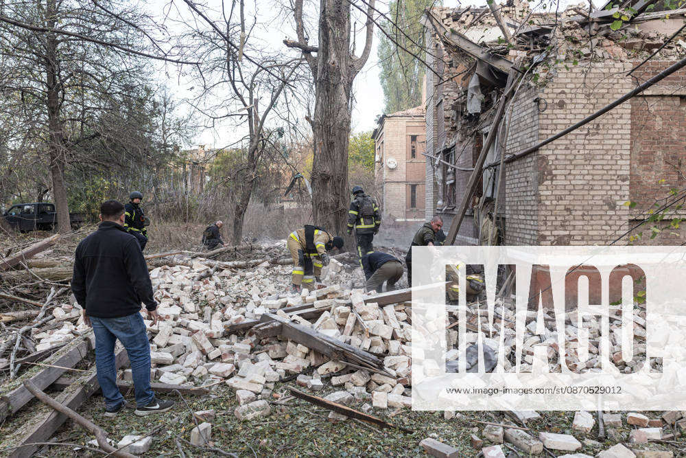 Russian drone attack on a residential building in Kramatorsk KRAMATORSK, UKRAINE - OCTOBER 23: Ukrainian firefighters search through the rubble for a civilian following a Russian air strike on a residential building in Kramatorsk, Ukraine, 23 October 2026 Diego Herrera Carcedo Anadolu Kramatorsk Ukraine. Editorial use only. Please get in touch for any other usage.