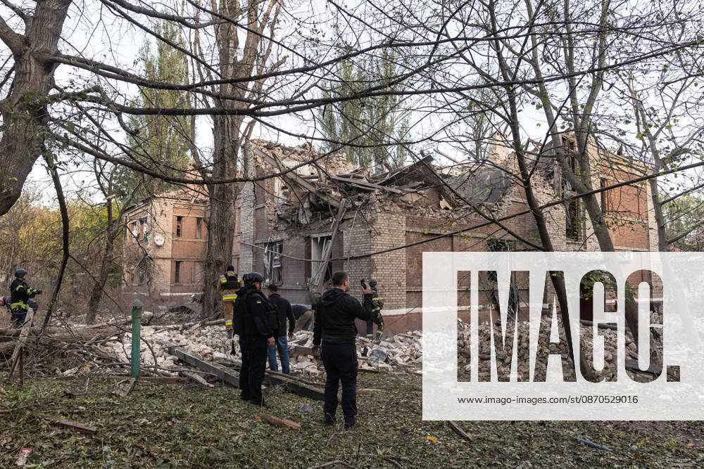 Russian drone attack on a residential building in Kramatorsk KRAMATORSK, UKRAINE - OCTOBER 23: Ukrainian firefighters search through the rubble for a civilian following a Russian air strike on a residential building in Kramatorsk, Ukraine, 23 October 2026 Diego Herrera Carcedo Anadolu Kramatorsk Ukraine. Editorial use only. Please get in touch for any other usage.