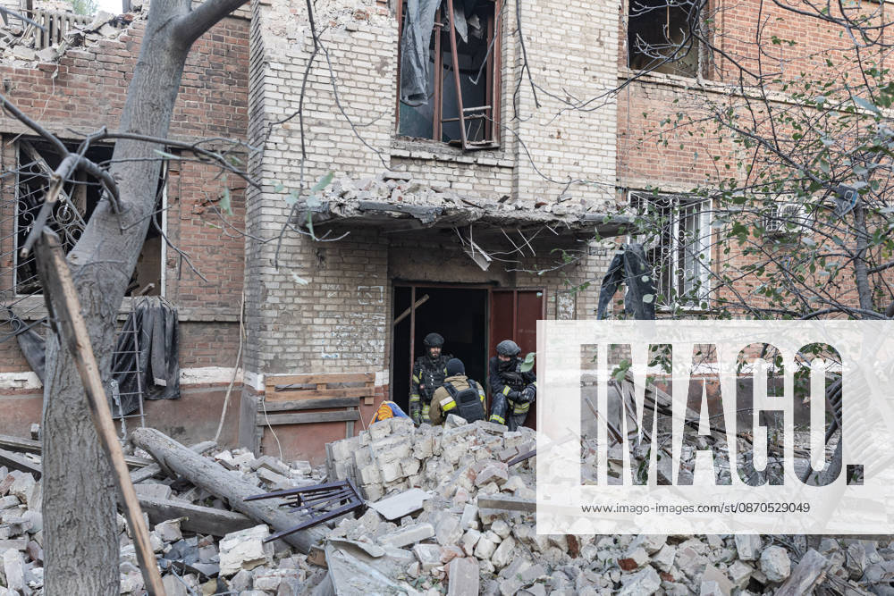 Russian drone attack on a residential building in Kramatorsk KRAMATORSK, UKRAINE - OCTOBER 23: Ukrainian firefighters search through the rubble for a civilian following a Russian air strike on a residential building in Kramatorsk, Ukraine, 23 October 2026 Diego Herrera Carcedo Anadolu Kramatorsk Ukraine. Editorial use only. Please get in touch for any other usage.