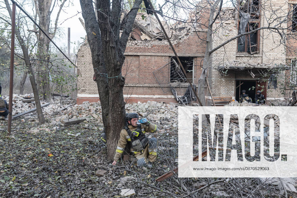 Russian drone attack on a residential building in Kramatorsk KRAMATORSK, UKRAINE - OCTOBER 23: A firefighter takes a break whilst searching for a civilian beneath the rubble following a Russian air strike on a residential building in Kramatorsk, Ukraine, 23 October 2026 Diego Herrera Carcedo Anadolu Kramatorsk Ukraine. Editorial use only. Please get in touch for any other usage.