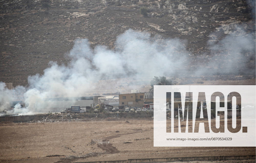 Israeli soldiers fire tear gas toward Palestinian vehicles at a checkpoint near the city of Nablus in the West Bank. The Israeli military imposed a security cordon around all areas under the control of the Palestinian Authority—led by Mahmoud Abbas—following a shooting incident near the city of Hebron. This comes after Israeli Prime Minister Benjamin Netanyahu ordered a full security lockdown across the West Bank and the city of Hebron. Nablus Palestine - ZUMAs197 20261023_aaa_s197_069