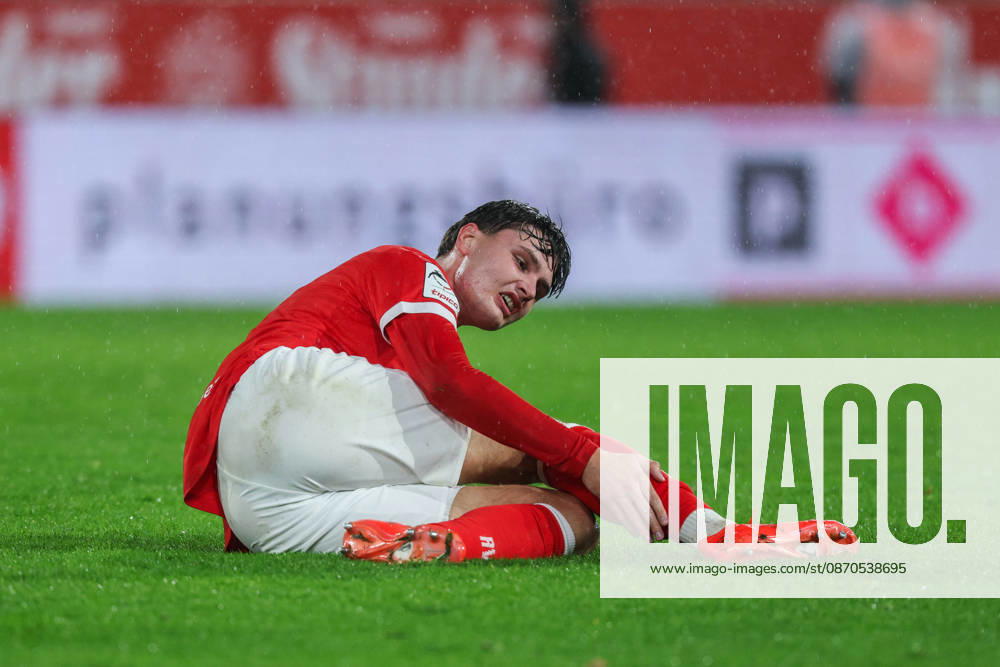 Soccer, 3rd Division, Matchday 11: Rot Weiss Essen vs. Jahn Regensburg on October 23, 2026, at the Stadion an der Hafenstraße in Essen. Jaka Cuber Potocnik of Essen lies injured on the ground. DFB regulations prohibit any use of photographs as image sequences and or quasi-video.