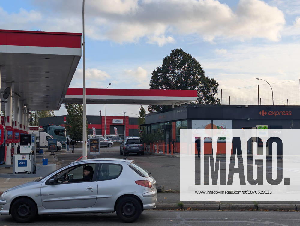 Police Investigate a Suspected Terrorist Shooting in Trappes and La Verrière - France Police officers and forensic experts conduct detailed site investigations at an Esso gas station along the N10 highway following a shooting across Trappes and neighboring La Verrière. The attack left one man dead and four others injured, including a 12-year-old girl who was critically wounded. France s National Anti-Terrorism Prosecutor s Office (PNAT) has opened an investigation after a gunman fired at bystanders from a vehicle before being arrested in nearby Coignières. Trappes, France, October 23, 2026. Photo by ABACAPRESS.COM Trappes Ile-de-France France