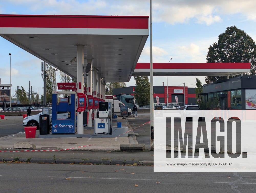 Police Investigate a Suspected Terrorist Shooting in Trappes and La Verrière - France Police officers and forensic experts conduct detailed site investigations at an Esso gas station along the N10 highway following a shooting across Trappes and neighboring La Verrière. The attack left one man dead and four others injured, including a 12-year-old girl who was critically wounded. France s National Anti-Terrorism Prosecutor s Office (PNAT) has opened an investigation after a gunman fired at bystanders from a vehicle before being arrested in nearby Coignières. Trappes, France, October 23, 2026. Photo by ABACAPRESS.COM Trappes Ile-de-France France