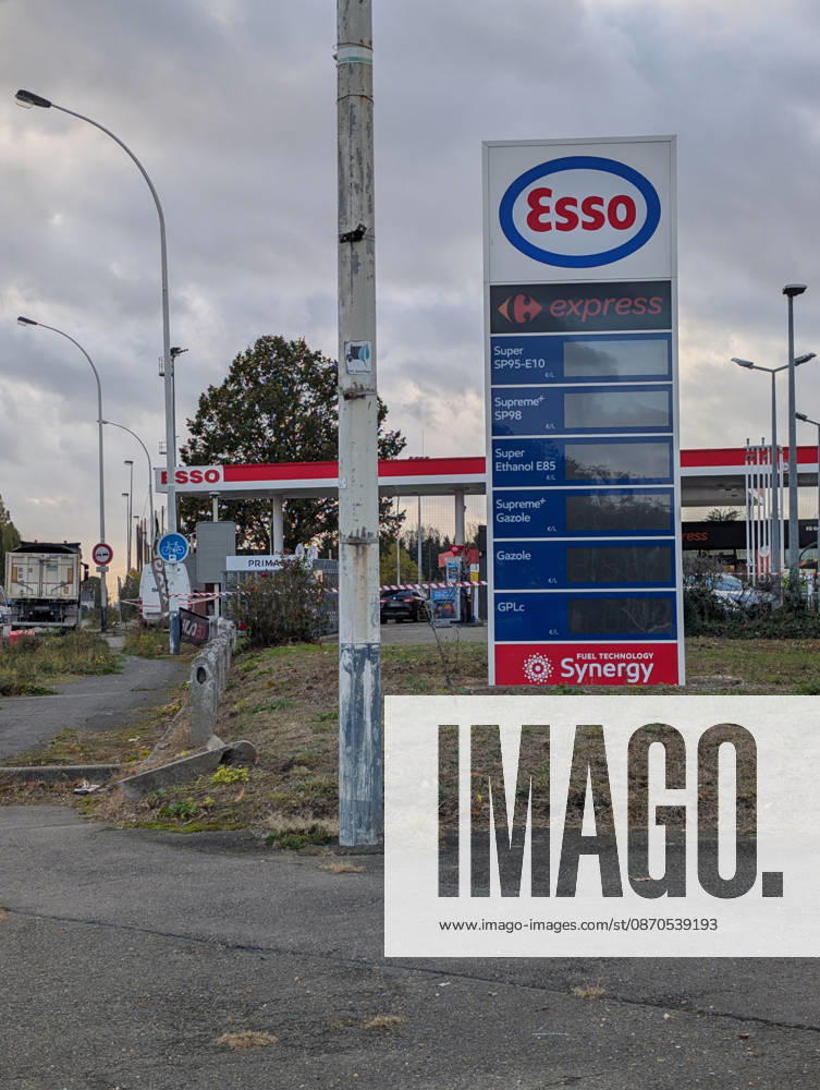 Police Investigate a Suspected Terrorist Shooting in Trappes and La Verrière - France Police officers and forensic experts conduct detailed site investigations at an Esso gas station along the N10 highway following a shooting across Trappes and neighboring La Verrière. The attack left one man dead and four others injured, including a 12-year-old girl who was critically wounded. France s National Anti-Terrorism Prosecutor s Office (PNAT) has opened an investigation after a gunman fired at bystanders from a vehicle before being arrested in nearby Coignières. Trappes, France, October 23, 2026. Photo by ABACAPRESS.COM Trappes Ile-de-France France