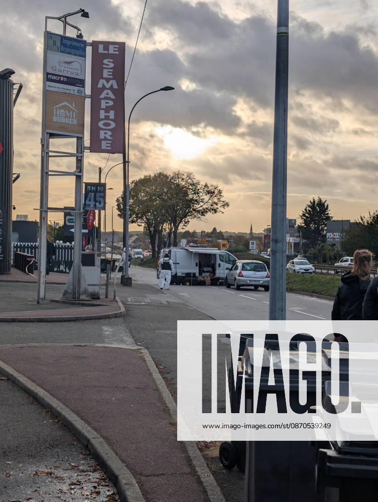 Police Investigate a Suspected Terrorist Shooting in Trappes and La Verrière - France Police officers and forensic experts conduct detailed site investigations at a bar-tabac along the N10 highway following a shooting that originated in Trappes and La Verrière. The attack left one man dead and four others injured, including a critically wounded 12-year-old girl, before the suspect was apprehended in Coignières. France s National Anti-Terrorism Prosecutor s Office (PNAT) is investigating the incident as a terrorist attack. Coignières, France, October 23, 2026. Photo by ABACAPRESS.COM Coignieres Ile-de-France France