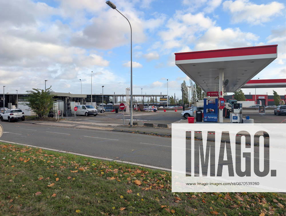 Police Investigate a Suspected Terrorist Shooting in Trappes and La Verrière - France Police officers and forensic experts conduct detailed site investigations at an Esso gas station along the N10 highway following a shooting across Trappes and neighboring La Verrière. The attack left one man dead and four others injured, including a 12-year-old girl who was critically wounded. France s National Anti-Terrorism Prosecutor s Office (PNAT) has opened an investigation after a gunman fired at bystanders from a vehicle before being arrested in nearby Coignières. Trappes, France, October 23, 2026. Photo by ABACAPRESS.COM Trappes Ile-de-France France