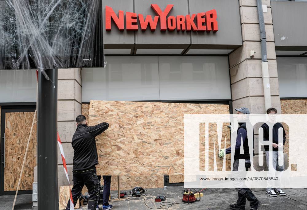 Shopfronts boarded up in Nancy ahead of planned protests NANCY, FRANCE - OCTOBER 23: Workers install protective wooden boards and plywood panels over shopfronts and commercial venues across downtown Nancy, France, on October 23, 2026. Local business owners and municipal authorities reinforced physical security measures ahead of large-scale public demonstrations planned for October 24, seeking to prevent vandalism and structural damage along major commercial corridors. Muhammed Said Tako Anadolu Nancy France. Editorial use only. Please get in touch for any other usage.