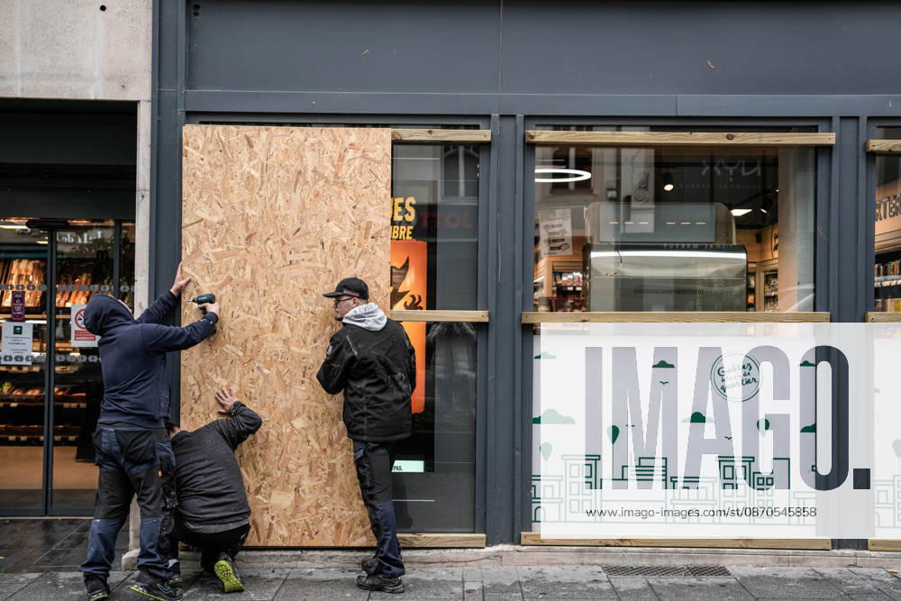 Shopfronts boarded up in Nancy ahead of planned protests NANCY, FRANCE - OCTOBER 23: Workers install protective wooden boards and plywood panels over shopfronts and commercial venues across downtown Nancy, France, on October 23, 2026. Local business owners and municipal authorities reinforced physical security measures ahead of large-scale public demonstrations planned for October 24, seeking to prevent vandalism and structural damage along major commercial corridors. Muhammed Said Tako Anadolu Nancy France. Editorial use only. Please get in touch for any other usage.