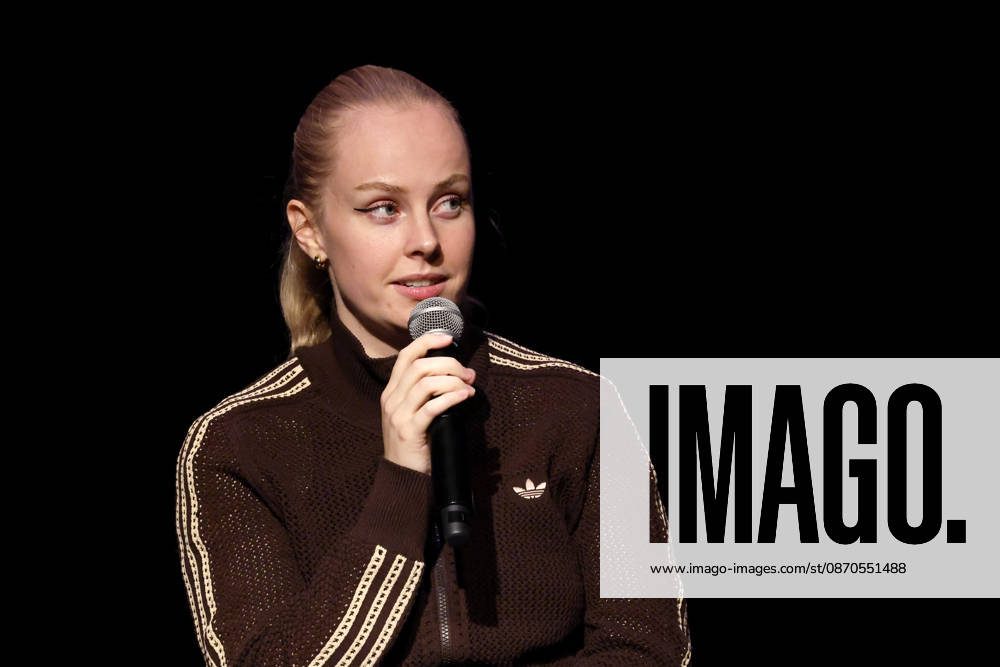 Author Clara Lösel during her appearance at *Ich dachte, sowas fühl nur ich* (I Thought I Was the Only One Who Felt That Way), the preview show for her new book at the Theater am Tanzbrunnen in Cologne, October 23, 2026, North Rhine-Westphalia, Germany