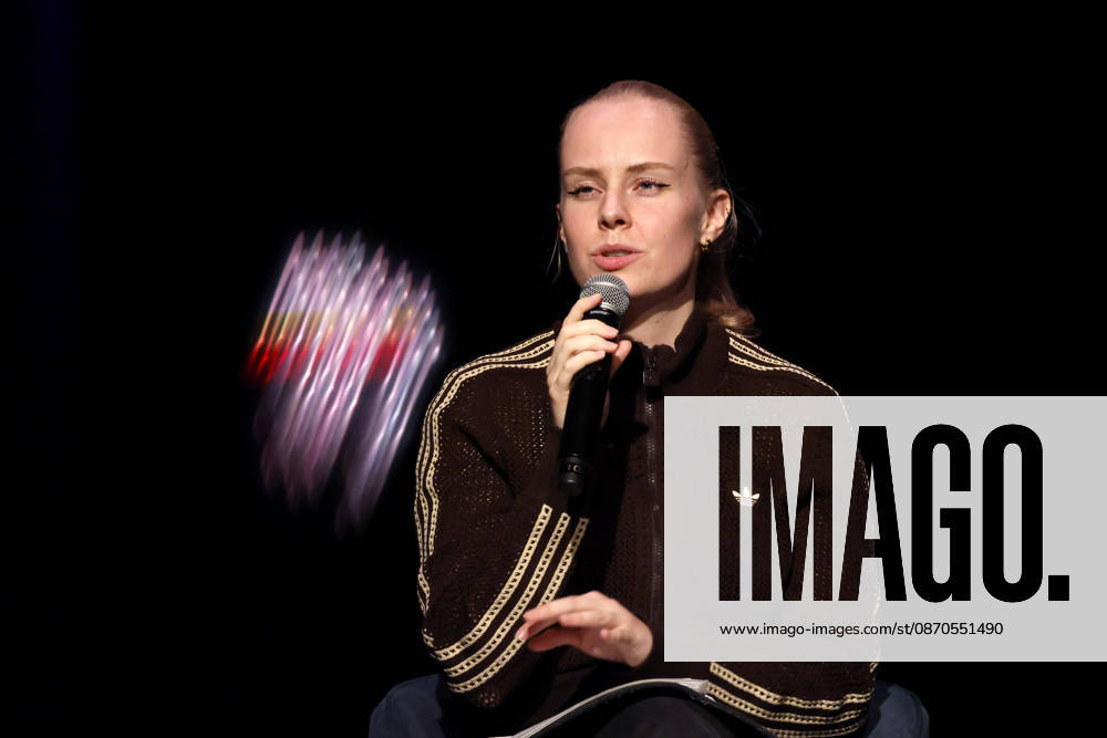 Author Clara Lösel during her appearance at *Ich dachte, sowas fühl nur ich* (I Thought I Was the Only One Who Felt That Way), the preview show for her new book at the Theater am Tanzbrunnen in Cologne, October 23, 2026, North Rhine-Westphalia, Germany