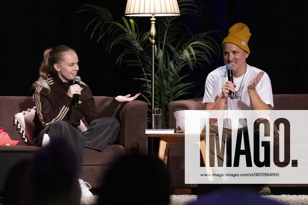 Poet and author Clara LOESEL LÖSEL (left) in conversation with author and podcaster Lars AMEND (right) during her reading—a preview event for her new book, *Ich dachte, sowas fühle nur ich*—sitting on sofas with microphones at the Theater am Tanzbrunnen, Cologne, on October 23, 2026