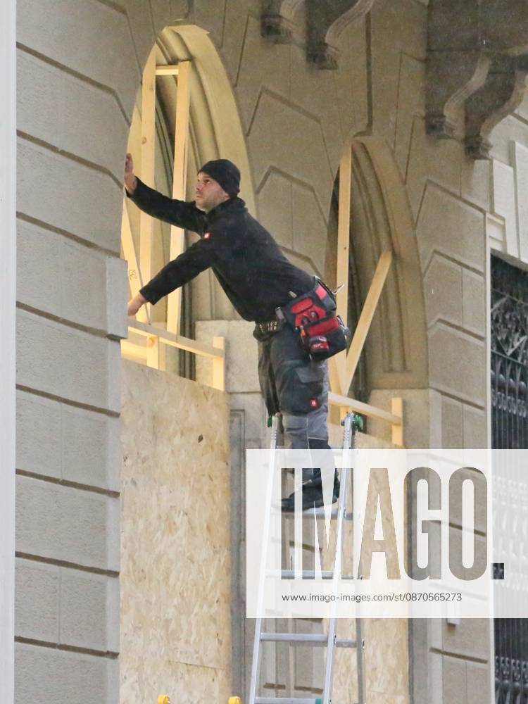 IPA90088229 - Boutiques are putting plywood panels over their storefront windows for fear of further looting