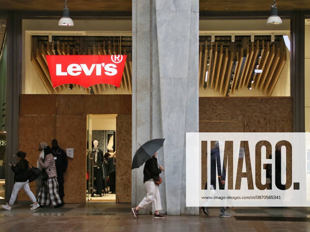 IPA90088233 - Boutiques are putting plywood panels over their storefront windows for fear of further looting