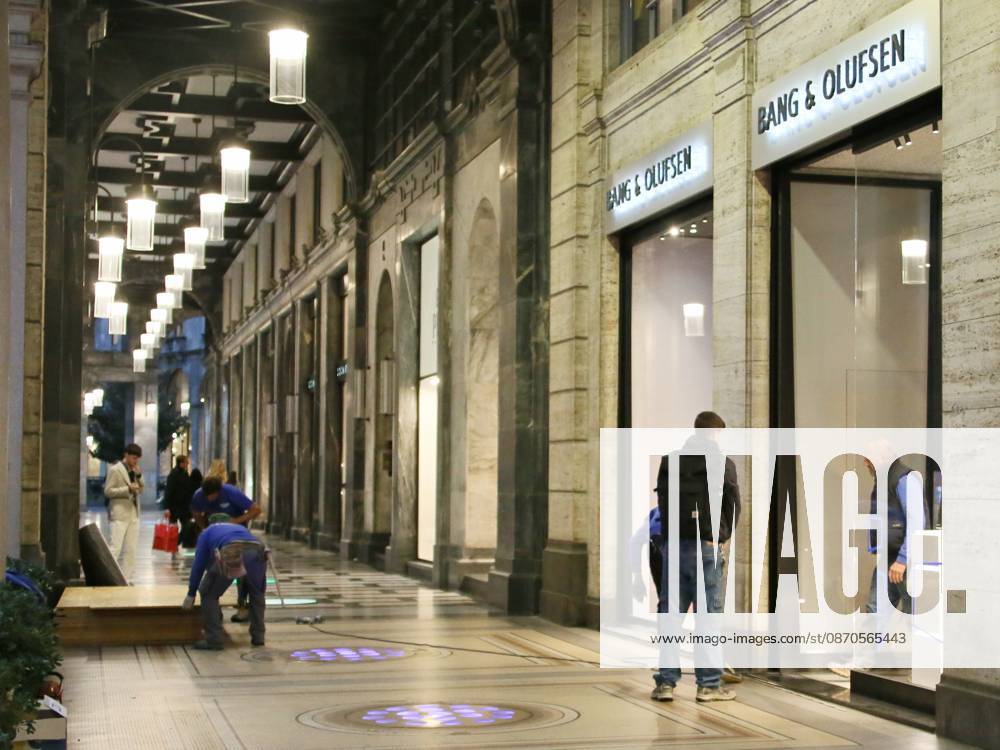 IPA90088237 - Boutiques are putting plywood panels over their storefront windows for fear of further looting