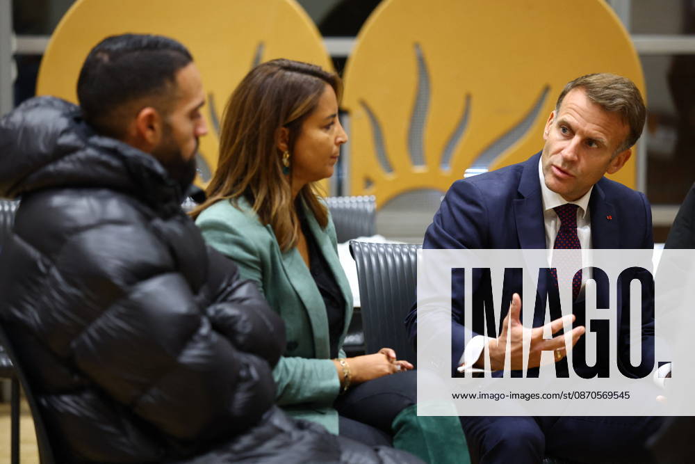French President Macron in Trappes After Deadly Shooting - France French President Emmanuel Macron speaks with community members at the town hall after a drive-by shooting during which a person was killed and at least four others were wounded including a 12-year-old girl, in Trappes, in the Yvelines department, near Paris, France, October 23, 2026. Photo by Hannah McKay Pool ABACAPRESS.COM Trappes France