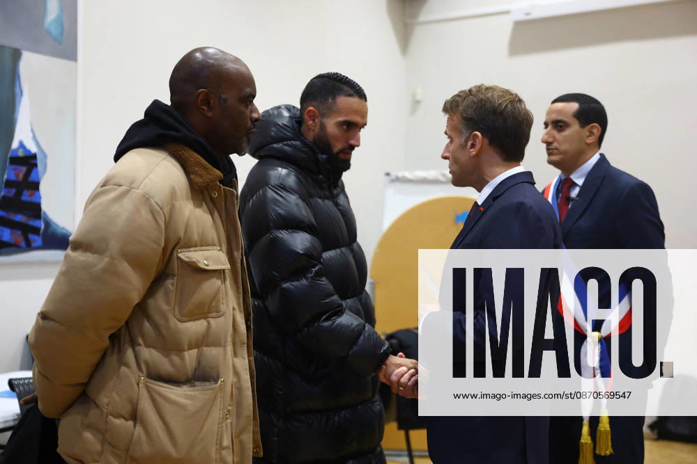 French President Macron in Trappes After Deadly Shooting - France French President Emmanuel Macron meets community members at the town hall after a drive-by shooting during which a person was killed and at least four others were wounded including a 12-year-old girl, in Trappes, in the Yvelines department, near Paris, France, October 23, 2026. Photo by Hannah McKay Pool ABACAPRESS.COM Trappes France