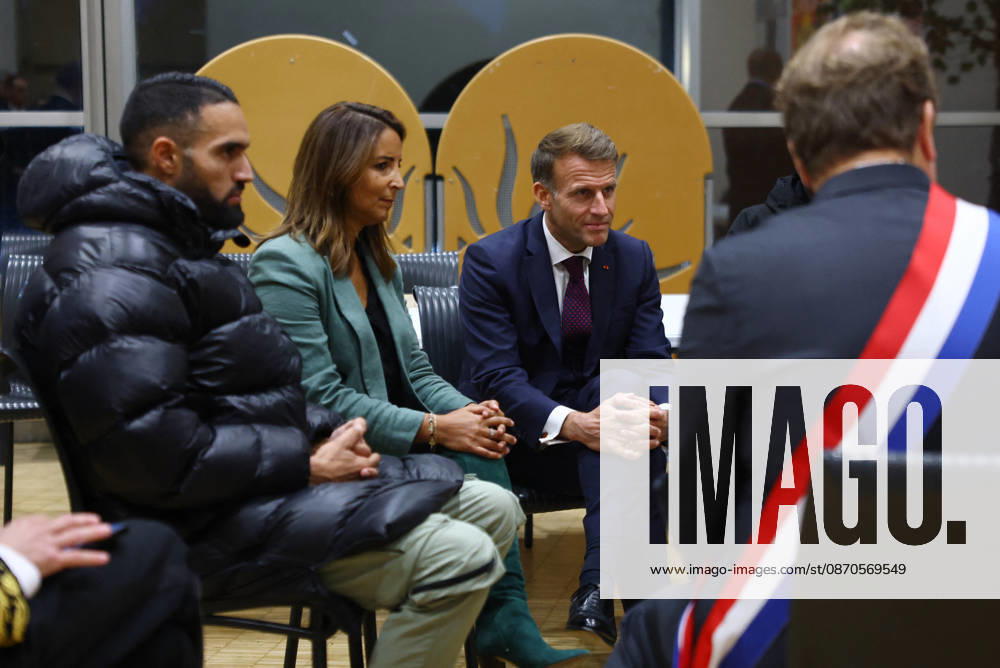 French President Macron in Trappes After Deadly Shooting - France French President Emmanuel Macron meets community members at the town hall after a drive-by shooting during which a person was killed and at least four others were wounded including a 12-year-old girl, in Trappes, in the Yvelines department, near Paris, France, October 23, 2026. Photo by Hannah McKay Pool ABACAPRESS.COM Trappes France