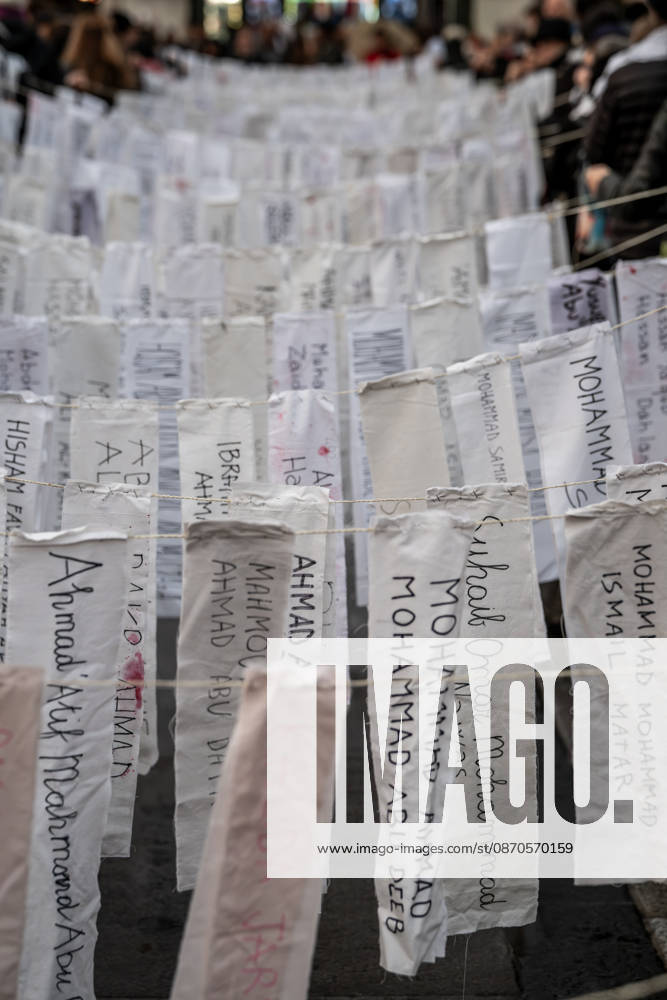 Pro-Palestinian associations protest with a flashmob to demand the release of Palestinian prisoners in Italian and Israeli jails in Piazza Duomo, Milan, on October 23, 2026. Milan Italy - ZUMAa289 20261023_zia_a289_472