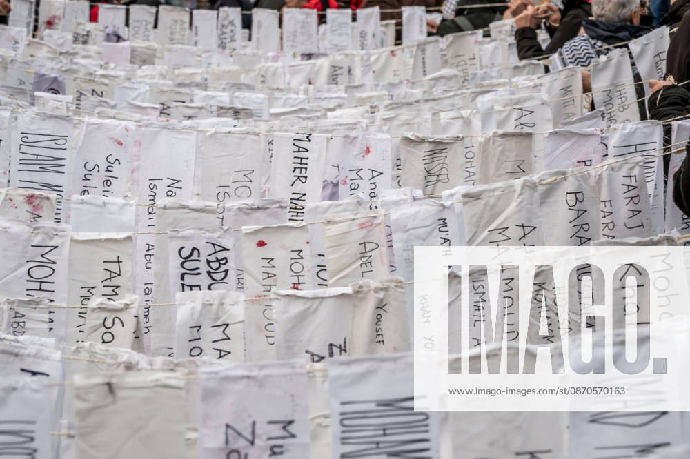 Pro-Palestinian associations protest with a flashmob to demand the release of Palestinian prisoners in Italian and Israeli jails in Piazza Duomo, Milan, on October 23, 2026. Milan Italy - ZUMAa289 20261023_zia_a289_476