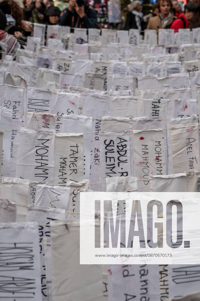Pro-Palestinian associations protest with a flashmob to demand the release of Palestinian prisoners in Italian and Israeli jails in Piazza Duomo, Milan, on October 23, 2026. Milan Italy - ZUMAa289 20261023_zia_a289_484