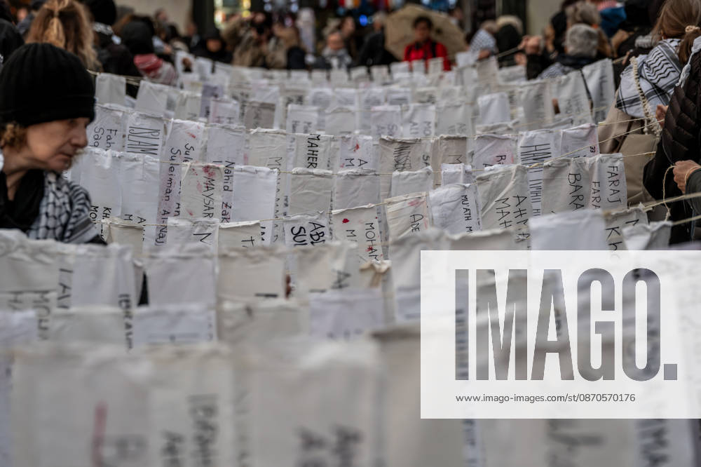 Pro-Palestinian associations protest with a flashmob to demand the release of Palestinian prisoners in Italian and Israeli jails in Piazza Duomo, Milan, on October 23, 2026. Milan Italy - ZUMAa289 20261023_zia_a289_486