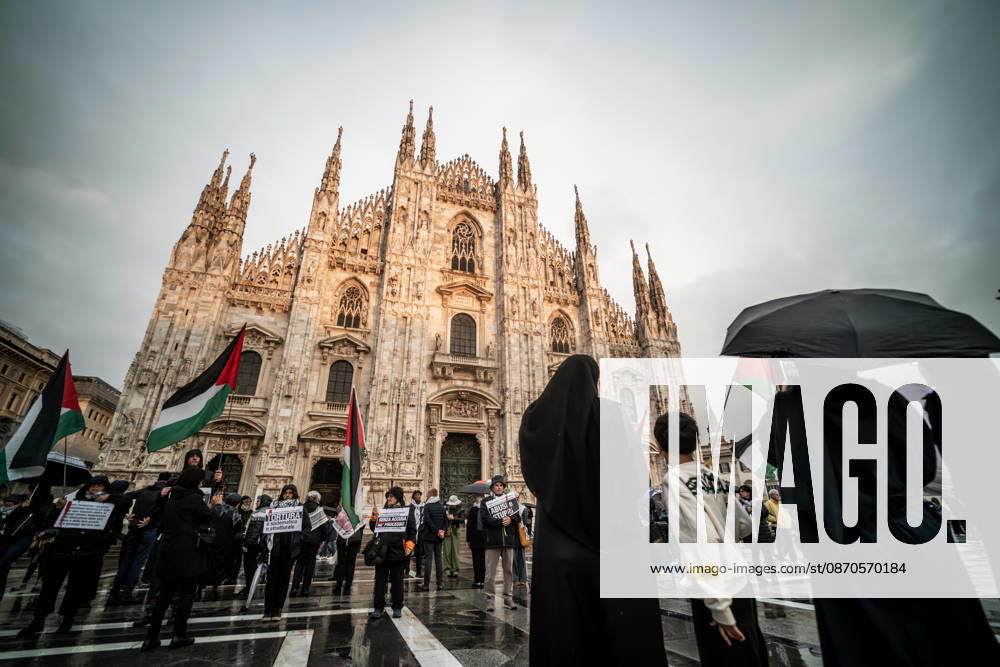 Pro-Palestinian associations protest with a flashmob to demand the release of Palestinian prisoners in Italian and Israeli jails in Piazza Duomo, Milan, on October 23, 2026. Milan Italy - ZUMAa289 20261023_zia_a289_489